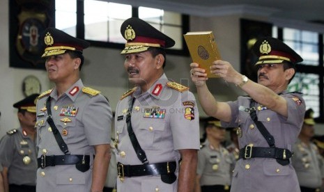  Wakapolri yang baru Komisaris Jenderal Polisi Badrodin Haiti (tengah) membaca sumpah jabatan saat acara sertijab di Mabes Polri, Jakarta, Selasa (4/3). (Republika/Yasin Habibi)