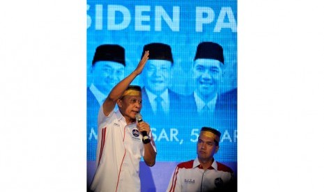    Peserta Konvensi Capres Partai Demokrat Pramono Edhie Wibowo (kiri) disaksikan Capres lainnya Gita Wirjawan (kanan) saat debat Kenegaraan di Makassar, Sulsel, Rabu (5/3).   (Antara/Yusran Uccang)