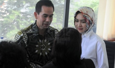   Tubagus Chaeri Wardana alias Wawan bersama istrinya Airin Rachmi Diany, saat mengikuti persidangan perdana di Pengadilan Tipikor, Jakarta, Kamis (6/3). (Republika/Aditya Pradana Putra)  