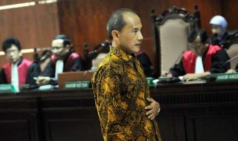   Mantan Deputi Gubernur Bank Indonesia Budi Mulya menjalani sidang perdana di Pengadilan Tipikor, Jakarta, Kamis (6/3). (Republika/Aditya Pradana Putra)