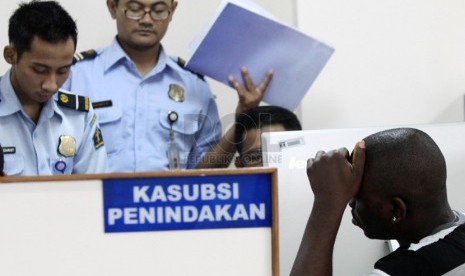 Warga Negara Nigeria diperiksa petugas imigrasi di kantor Imigrasi Jakarta Utara, usai terkena razia keimigrasian kepada WNA, Kamis (6/3). (Republika/Yasin Habibi)