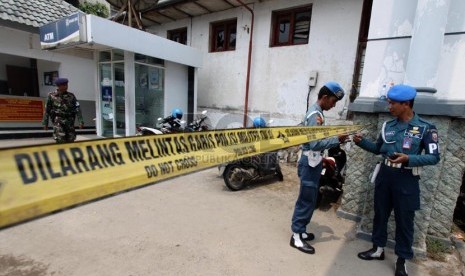 Anggota TNI berjaga di depan Gerbang Pangkalan Utama TNI AL III saat dilakukan olah TKP di Pelabuhan tanjung Priuk, Jakarta Utara, Kamis (6/3). (Republika/Yasin Habibi)