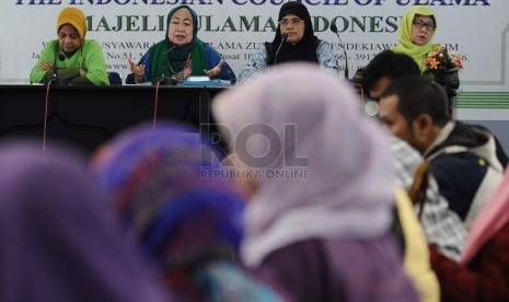 Ketua pelaksana Muslimah Indonesia Tuti Alawiyah (kedua kiri) berbicara saat konfrensi pers pelaksanaan Kongres Muslimah Indonesia di Jakarta, Kamis (6/3). (Republika/Tahta Aidilla)