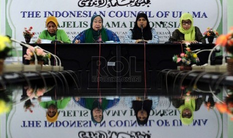 Ketua pelaksana Muslimah Indonesia Tuti Alawiyah (kedua kiri) berbicara saat konfrensi pers pelaksanaan Kongres Muslimah Indonesia di Jakarta, Kamis (6/3). (Republika/Tahta Aidilla)