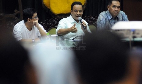 Three of eleven participants in Democratic Party's presidential convention have a debat in Jakarta, in March. They are Ali Masykur Musa (first left), Anies Baswedan (center), and Gita Wirjawan.