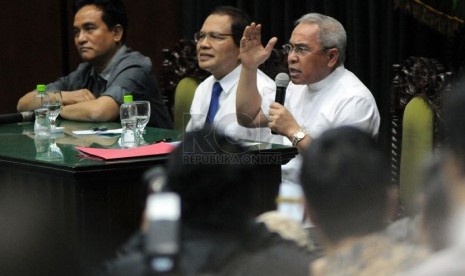  Tiga calon presiden Konvensi Rakyat Rizal Ramli (tengah), Isran Noor (kanan), dan Yusril Ihza Mahendra mengikuti acara debat di Kampus UI, Jakarta, Jumat (7/3).  (Republika/Aditya Pradana Putra)