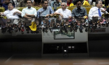 Para calon presiden dari Konvensi Partai Demokrat dan Konvensi Rakyat mengikuti acara berdebat di Kampus Universitas Indonesia (UI), Jakarta, Jumat (7/3). (Republika/Aditya Pradana Putra)