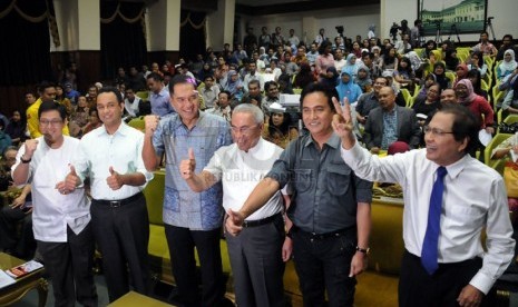 Para calon presiden dari Konvensi Partai Demokrat dan Konvensi Rakyat berfoto sebelum berdebat di Kampus Universitas Indonesia (UI), Jakarta, Jumat (7/3). (Republika/Aditya Pradana Putra)