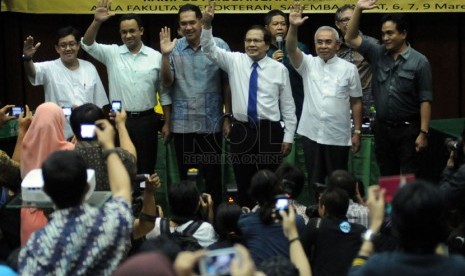 Para calon presiden dari Konvensi Partai Demokrat dan Konvensi Rakyat berfoto sebelum berdebat di Kampus Universitas Indonesia (UI), Jakarta, Jumat (7/3). (Republika/Aditya Pradana Putra)