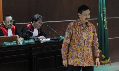  Mantan Menpora Andi Mallarangeng menjalani sidang perdananya di Pengadilan Tindak Pidana Korupsi Jakarta, Senin, (10/3).   (Republika/Aditya Pradana Putra)