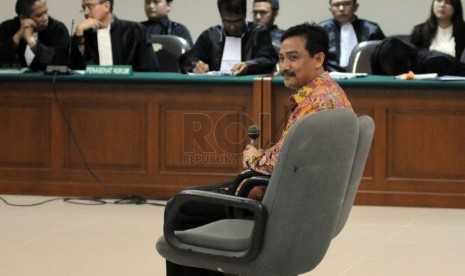  Mantan Menpora Andi Mallarangeng menjalani sidang perdananya di Pengadilan Tindak Pidana Korupsi Jakarta, Senin, (10/3).   (Republika/Aditya Pradana Putra)