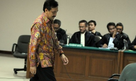  Mantan Menpora Andi Mallarangeng menjalani sidang perdananya di Pengadilan Tindak Pidana Korupsi Jakarta, Senin, (10/3).   (Republika/Aditya Pradana Putra)