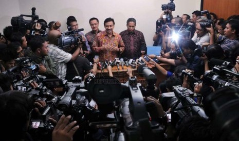  Mantan Menpora Andi Mallarangeng memberikan keterangan pers usai menjalani sidang perdananya di Pengadilan Tindak Pidana Korupsi Jakarta, Senin, (10/3).   (Republika/Aditya Pradana Putra)