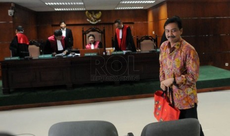  Mantan Menpora Andi Mallarangeng (kiri) beranjak usai menjalani sidang perdananya di Pengadilan Tindak Pidana Korupsi Jakarta, Senin, (10/3).  ( Republika/Aditya Pradana Putra)