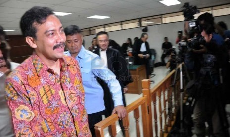  Mantan Menpora Andi Mallarangeng (kiri) beranjak usai menjalani sidang perdananya di Pengadilan Tindak Pidana Korupsi Jakarta, Senin, (10/3).  ( Republika/Aditya Pradana Putra)