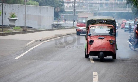  Sebuah angkutan bemo melintas di kawasan Grogol, Jakarta Barat, Senin (10/3).   (foto : Raisan Al Farisi)