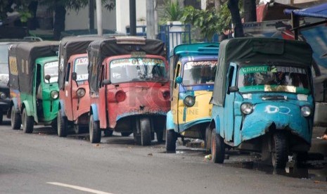 Sejumlah angkutan bemo menunggu penumpang di kawasan Grogol, Jakarta Barat, Senin (10/3).     (foto : Raisan Al Farisi)