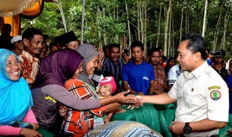  Menhut Zulkifli Hasan mengunjungi masyarakat Desa Labuhan Indah, Kecamatan Way Serdang Kabupaten Mesuji, Lampung, Selasa (11/3). (dok.Pushumas Kemenhut)