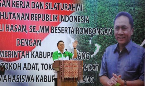  Menteri Kehutanan Zulkifli Hasan berpidato dalam acara sosialisasi pembangunan kehutanan di Kabupaten Sintang, Kalbar, Kamis (13/3).