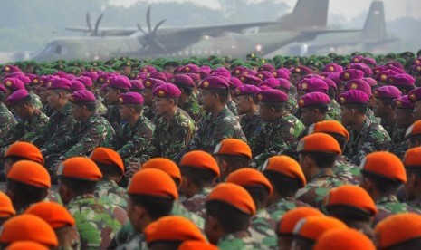  Personel TNI mendengarkan pengarahan dari Panglima TNI Jenderal TNI Moeldoko pada apel pemadaman kebakaran hutan Riau di Halim Perdana Kusuma, Jakarta, Sabtu (15/3). (Antara/Wahyu Putro)