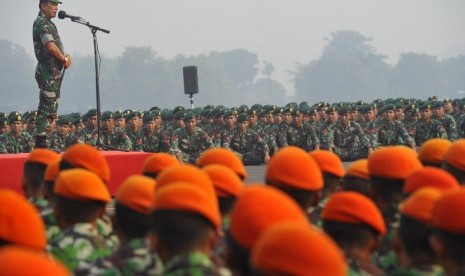  Panglima TNI Jenderal TNI Moeldoko memberikan pengarahan kepada personel TNI pada apel pemadaman kebakaran hutan Riau di Halim Perdana Kusuma, Jakarta, Sabtu (15/3). (Antara/Wahyu Putro)