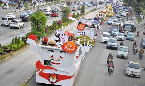  Mobil hias KPU - Bawaslu - PKPU bersama 15 Parpol peserta Pemilu mengikuti pawai usai Deklarasi Kampanye Berintegritas dengan rute Monas - Senayan, Jakarta, Sabtu (15/3). (Antara/Yudhi Mahatma)