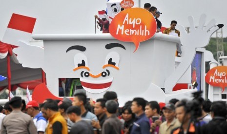 Mobil hias KPU - Bawaslu - PKPU bersama 15 Parpol peserta Pemilu mengikuti pawai usai Deklarasi Kampanye Berintegritas dengan rute Monas - Senayan, Jakarta, Sabtu (15/3). (Antara/Yudhi Mahatma)