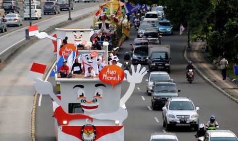  Mobil hias KPU - Bawaslu - PKPU bersama 15 Parpol peserta Pemilu mengikuti pawai usai Deklarasi Kampanye Berintegritas dengan rute Monas - Senayan, Jakarta, Sabtu (15/2). (Republika/Prayogi))