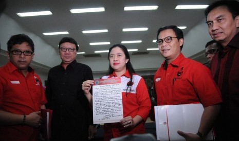   Ketua Badan Pemenangan Pemilu Pusat PDIP Puan Maharani (tengah) didampingi fungsionaris PDIP menunjukkan surat perintah dari Ketua Umum PDIP Megawati Soekarnoputri di kantor DPP PDIP, Jakarta, Jumat (14/3).  (Antara/Indrianto Eko Suwarso)