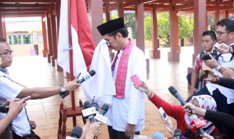 Gubernur DKI Jakarta Joko Widodo mencium bendera Merah Putih seusai diumumkan sebagai  Capres PDIP, di Rumah Pitung, Marunda, Jakarta Utara (14/3). (Antara/Heru)