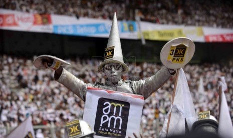 Seorang simpatisan Partai Keadilan Sejahtera (PKS) mengenakan kostum unik saat mengikuti kampanye terbuka di Gelora Bung Karno (GBK), Jakarta, Ahad (16/3). (Republika/Agung Supriyanto)