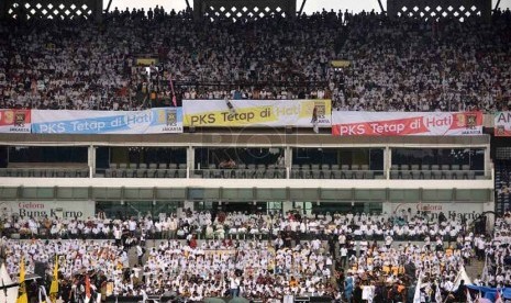  Ratusan ribu kader dan simpatisan Partai Keadilan Sejahtera (PKS) menghadiri kampanye terbuka di Gelora Bung Karno (GBK), Jakarta, Ahad (16/3). (Republika/Agung Supriyanto)