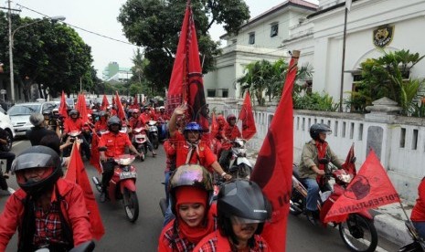   Para simpatisan Partai Demokrasi Indonesia Perjuangan (PDIP) berkonvoi dengan sepeda motor saat kampanye perdana di depan Museum Kebangkitan Nasional, Jakarta, Ahad (16/3).(Republika/Aditya Pradana Putra)