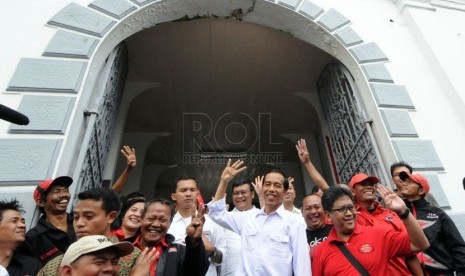   Calon Presiden dari Partai Demokrasi Indonesia Perjuangan (PDIP) Joko Widodo (tengah) bersama kader-kader mengunjungi Museum Kebangkitan Nasional di Jakarta, Ahad (16/3). (Republika/Aditya Pradana Putra)