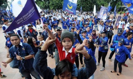  Ratusan simpatisan mengikuti kampanye Partai Nasional Demokrat (Nasdem) di Kompleks Tugu Proklamasi, Jakarta, Ahad (16/3).  (Republika/Aditya Pradana Putra)