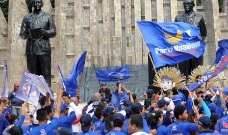  Ratusan simpatisan mengikuti kampanye Partai Nasional Demokrat (Nasdem) di Kompleks Tugu Proklamasi, Jakarta, Ahad (16/3).  (Republika/Aditya Pradana Putra)