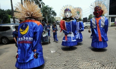  Seniman ondel-ondel khas Betawi meramaikan kampanye Partai Nasional Demokrat (Nasdem) di Kompleks Tugu Proklamasi, Jakarta, Ahad (16/3).   (Republika/Aditya Pradana Putra)