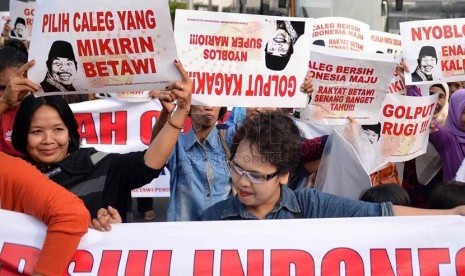 Warga yang tergabung dalam Forum Rakyat betawi Pendukung Caleg Bersih melakukan aksi dukung caleg bersih di Bundaran HI, Jakarta, Ahad (16/3). (Republika/Agung Supriyanto)