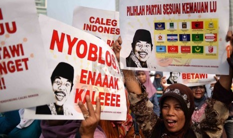 Warga yang tergabung dalam Forum Rakyat betawi Pendukung Caleg Bersih melakukan aksi dukung caleg bersih di Bundaran HI, Jakarta, Ahad (16/3). (Republika/Agung Supriyanto)