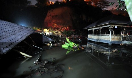   Sejumlah bangunan rumah makan Saung Wargi hancur akibat Longsor di Jalan Kolonel Masturi, Lembang, Kabupaten Bandung Barat, Ahad (16/3).(foto:Septianjar Muharam)