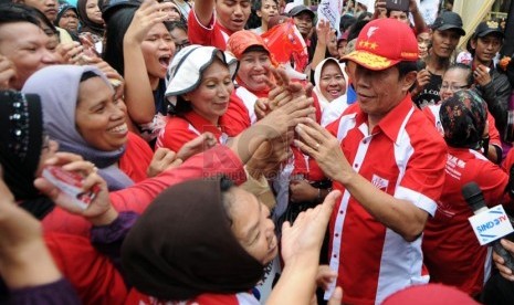  Ketua Umum Partai Keadilan dan Persatuan Indonesia (PKPI) Sutiyoso (kanan) menyapa simpatisan pendukung partainya di GOR Mampang Prapatan, Jakarta, Senin (17/3). (Republika/Aditya Pradana Putra)