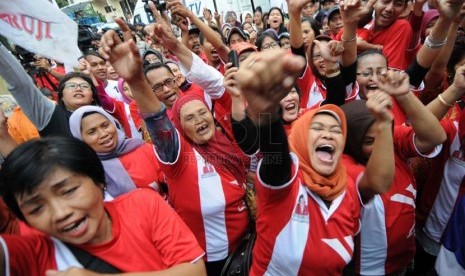   Ibu-ibu peserta kampanye terbuka Partai Keadilan dan Persatuan Indonesia (PKPI) di GOR Mampang Prapatan, Jakarta, Senin (17/3). (Republika/Aditya Pradana Putra)