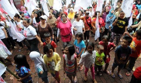  Anak-anak mengikuti kampanye terbuka Partai Keadilan dan Persatuan Indonesia (PKPI) di GOR Mampang Prapatan, Jakarta, Senin (17/3).  (Republika/Aditya Pradana Putra)