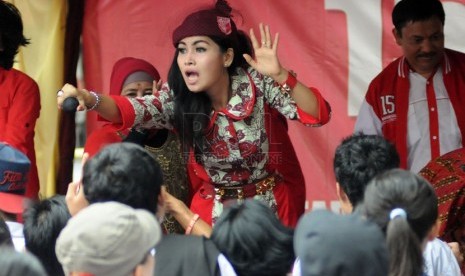  Caleg Partai Keadilan dan Persatuan Indonesia (PKPI) yang juga pedangdut Camelia Panduwinata Lubis alias Camel Petir berkampanye di GOR Mampang Prapatan, Jakarta, Senin (17/3). (Republika/Aditya Pradana Putra)