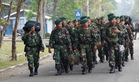   Pasukan Kostrad tiba di Pangkalan TNI AU Roesmin Nurjadin, Pekanbaru, Sabtu (15/3). 