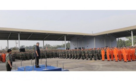 Presiden Susilo Bambang Yudhoyono memberikan instruksi dan arahan pada apel siaga Satgas TNI Penanggulangan Asap di Provinsi Riau, di Pangkalan TNI AU Roesmin Nurjadin, Pekanbaru, Senin (17/3).