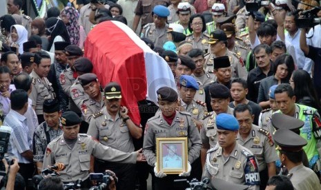 Iringan jenazah Kepala Detasemen Markas (Denma) AKBP Pamudji yang hendak disemayamkan di rumah duka di Jalan Kamboja, Cijantung, Pasar Rebo, Jakarta Timur, Rabu (19/3). (Republika/Yasin Habibi)