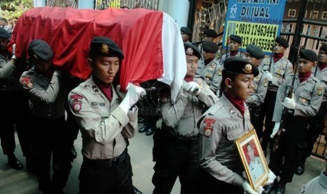  Iringan jenazah Kepala Detasemen Markas (Denma) AKBP Pamudji yang hendak disemayamkan di rumah duka di Jalan Kamboja, Cijantung, Pasar Rebo, Jakarta Timur, Rabu (19/3). (Republika/Yasin Habibi)