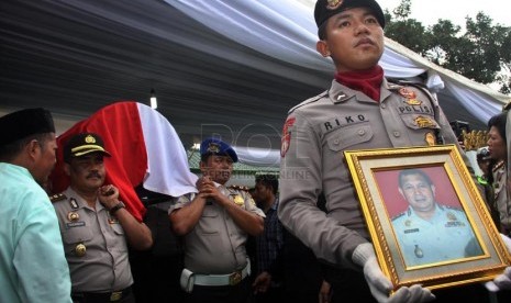 Iringan jenazah Kepala Detasemen Markas (Denma) AKBP Pamudji yang hendak disemayamkan di rumah duka di Jalan Kamboja, Cijantung, Pasar Rebo, Jakarta Timur, Rabu (19/3). (Republika/Yasin Habibi)