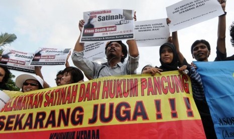 Pengunjuk rasa dari Serikat Keluarga dan Mantan Buruh Migran melakukan aksi di depan Istana Merdeka, Jakarta, Rabu (19/3). (Republika/Aditya Pradana Putra)